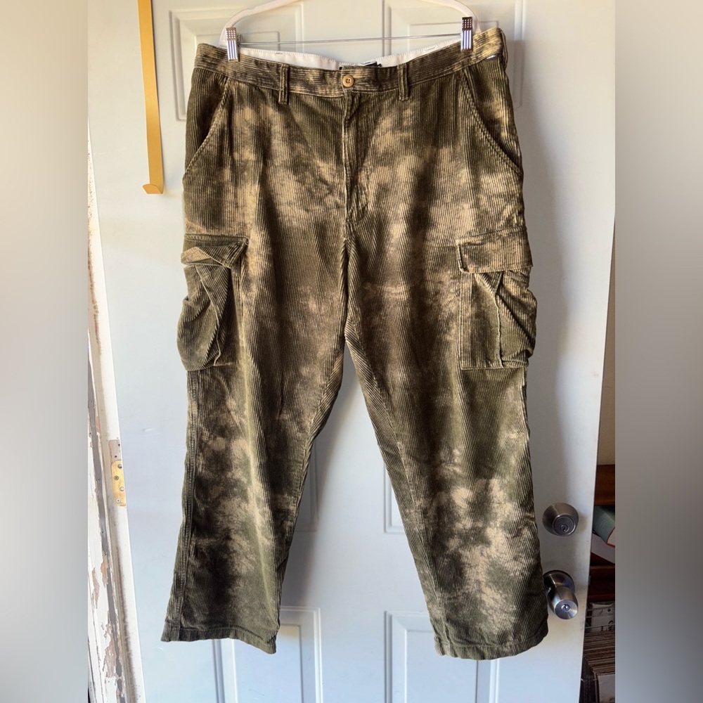 Vans green camo corduroy cargo pants size 38 *distressed*